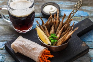 Derin yağda kızartılmış Balık kokuyordu bira ile kopyalayın alanı.