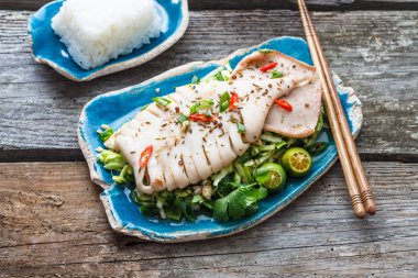 Taze vegetablees, kopya alanı Asya salataya hizmet kalamar