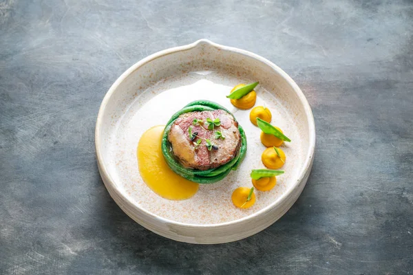 Cozinha alta, Bife de porco sous vide, Refeições requintadas . — Fotografia de Stock