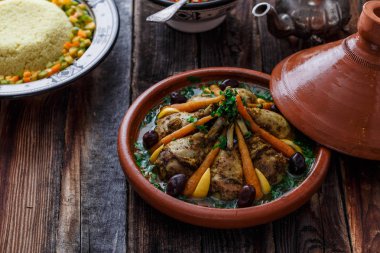 Fas tabak tavuk tajine ahşap masa, kopya alanı üzerinde