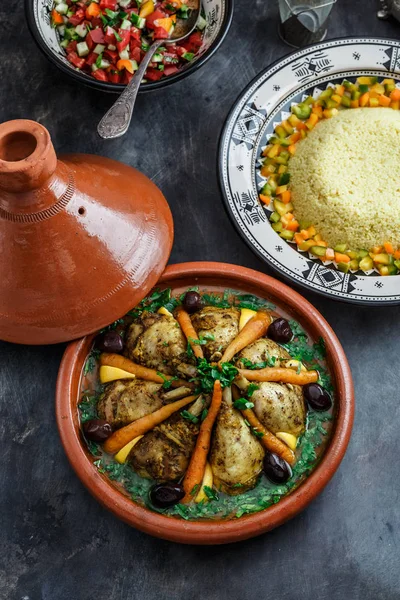 Tajine de frango com cuscuz e salada, cozinha marroquina — Fotografia de Stock