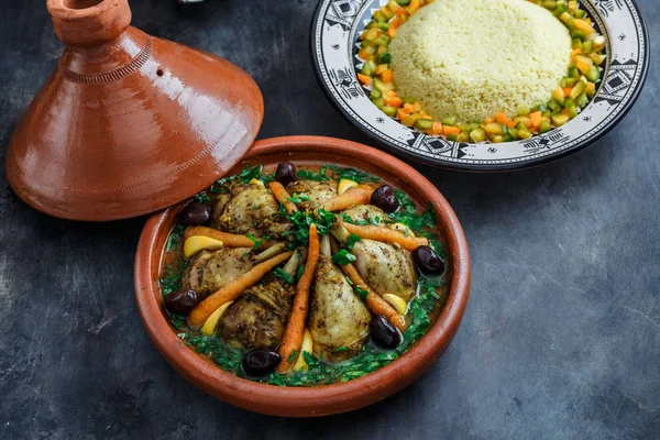 Tajine marroquí con pollo y zanahorias, espacio para copiar —  Fotos de Stock
