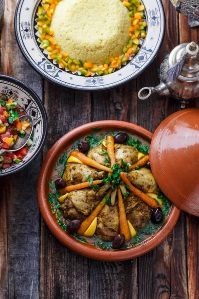 Close view of chicken tajine with lemon and olives — Stock Photo, Image