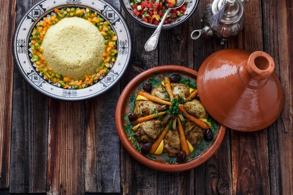 Langsam gekochtes Huhn mit Karotten, marokkanische Tajine, Kopierraum. — Stockfoto