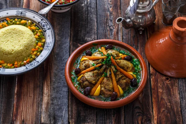 Morrocan aile yemeği tajine, kuskus, salata ve çay. — Stok fotoğraf