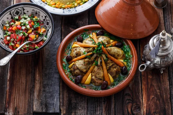 Morrocan cuisine chicken tagine, couscous and salad — Stock Photo, Image