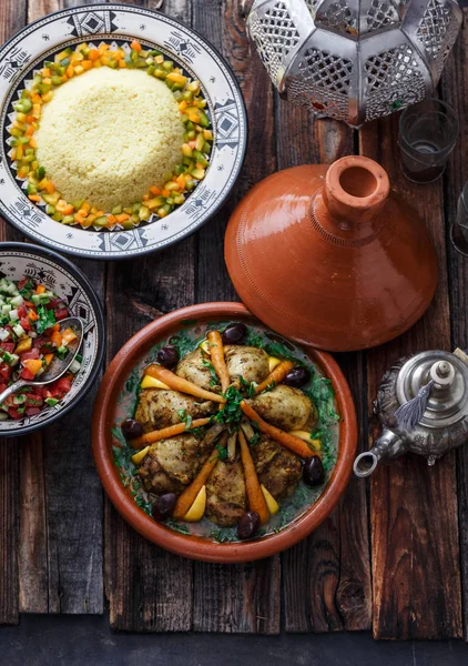 Comida de festa marroquina tajine, salada, cuscuz, chá, vista superior . — Fotografia de Stock