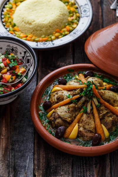 Pollo Tajine Con Couscous Cibo Marocchino Vista Vicino — Foto Stock