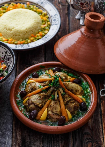 Pollo cotto lento con carote, tajine marocchina, stile rustico — Foto Stock