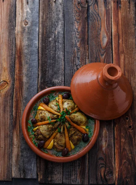 Tajine de frango marroquino, vista superior, espaço de cópia . — Fotografia de Stock