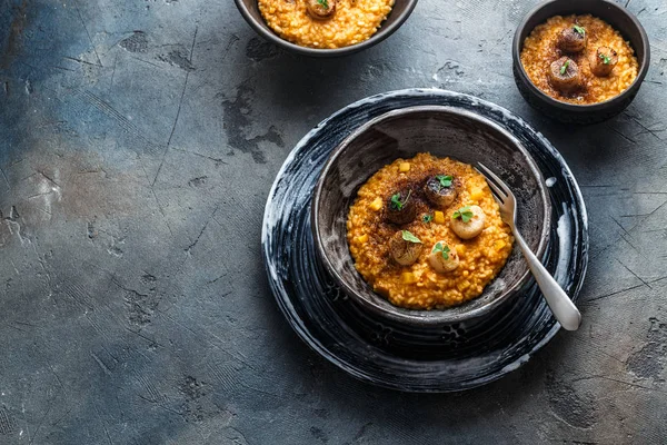 Risotto con calabaza y vieiras, sobre fondo de piedra, espacio para copiar —  Fotos de Stock