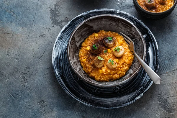 Risotto con calabaza y vieiras, sobre fondo de piedra, espacio para copiar —  Fotos de Stock