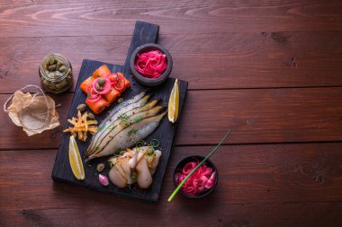 Karanlık kesme tahtası, kopya alanı üzerinde çeşitli Marine balık