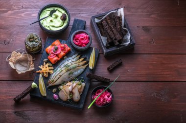 Karanlık kesme tahtası, kopya alanı üzerinde çeşitli Marine balık