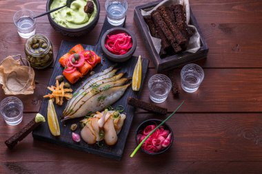 Karanlık kesme tahtası, kopya alanı üzerinde çeşitli Marine balık