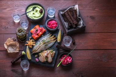 Kurutulmuş balık plaka sos ve kadeh votka ile