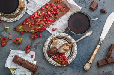 Bir taş zemin üzerine çikolata kahve.