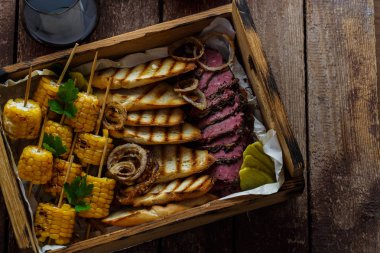 Sığır pastırmasını ızgara Mısır ile dilimlenmiş, kopyalama alanı