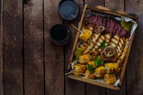 Pastrami fatiado com pão e calos, espaço de cópia — Fotografia de Stock