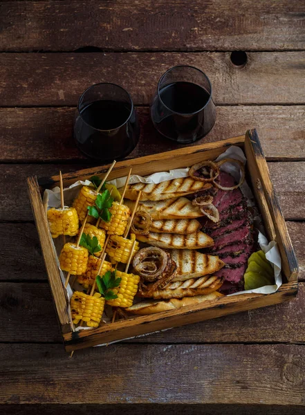 Gegrilde mais, gesneden pastrami en geroosterd brood met wijn, top uitzicht kopie ruimte — Stockfoto