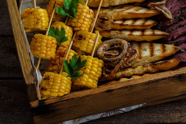 Sluit weergave van gegrilde mais en UI ringen — Stockfoto