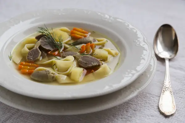 Куриный суп с лапшой и овощами, вид спереди — стоковое фото