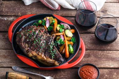 Izgara Dana biftek ızgara demir Pan ahşap arka plan üzerinde