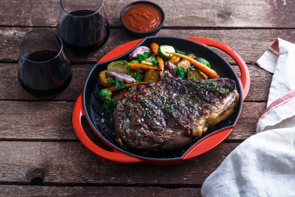 Izgara Dana biftek ızgara demir Pan ahşap arka plan üzerinde