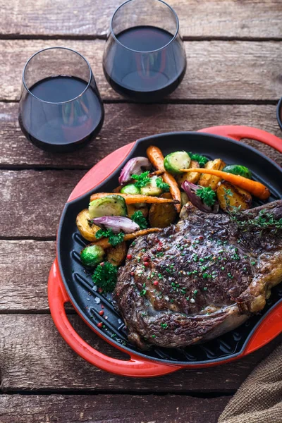 Izgara Dana biftek ızgara demir Pan ahşap arka plan üzerinde