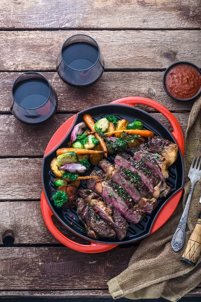 Gegrilde biefstuk op grill ijzer pan op houten achtergrond — Stockfoto