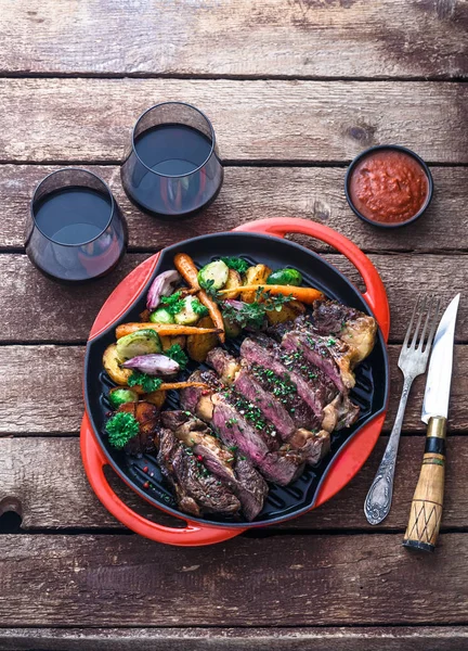 Izgara Dana biftek ızgara demir Pan ahşap arka plan üzerinde