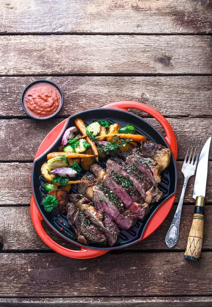 Gegrilde biefstuk op grill ijzer pan, kopiëren ruimte — Stockfoto