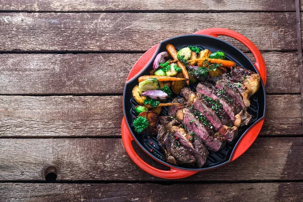 Gegrilde biefstuk op grill ijzer pan, kopiëren ruimte — Stockfoto