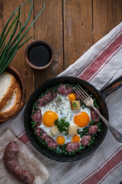 Lezzetli pişmiş yumurta ve sosis tablo ile tavada kızartma, kopyalama alanı