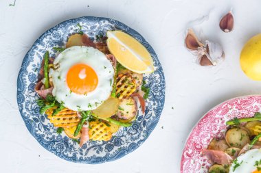 Güneşli tarafı yumurta, patates ve jamon jambon, İspanya Kahvaltı, üstten görünüm