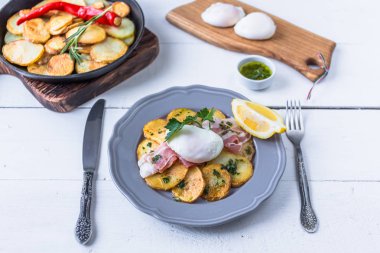 İspanyolca tapas huevos net. Fried Örneğin, jamon jambon ve patates