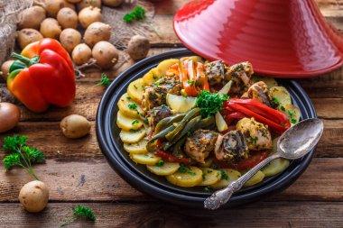Fas balık tagine chermoula, kırmızı biber ve patates ile