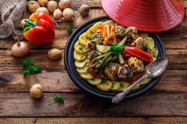 Fas balık tagine chermoula, kırmızı biber ve patates ile