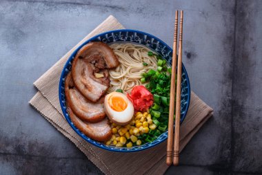 Lezzetli tonkotsu ramen, domuz eti kemik suyu erişte, kopya alanı