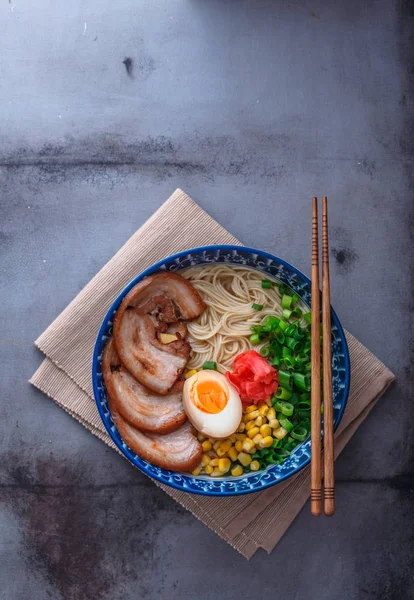 Délicieux ramen tonkotsu, nouilles au bouillon d'os de porc, espace de copie — Photo