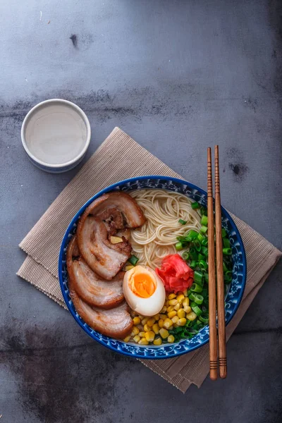 Ramen de tonkotsu japonais, nouilles de bouillon d'os de porc, espace de copie — Photo