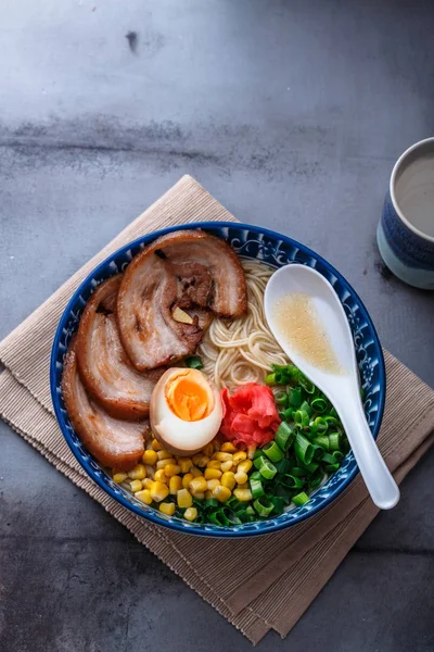 Ramen de tonkotsu japonais, nouilles de bouillon d'os de porc, espace de copie — Photo