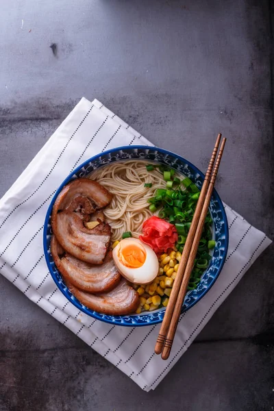 Délicieux ramen tonkotsu, nouilles au bouillon d'os de porc, espace de copie — Photo