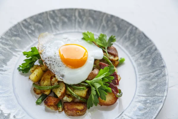 Жиры для завтрака с яичницей, картофелем и чесноком — стоковое фото
