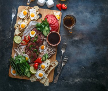 Et, yumurta, sebze, mantar, düz yatıyordu kopya alanı ile kesme tahtası.