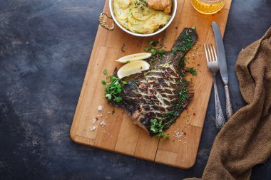 Patates graten ve bira, kopya alanı ile pişmiş Yassı balıklar