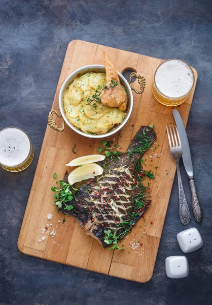 Heerlijk gebakken platvis met aardappelgratin en bier, bovenaanzicht. — Stockfoto