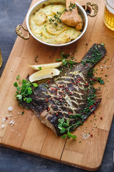 Delicioso pez plano al horno con ralladura de patata y cerveza, vista superior . — Foto de Stock