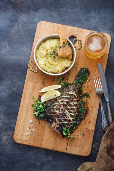 Delicioso pez plano al horno con ralladura de patata y cerveza, vista superior . — Foto de Stock
