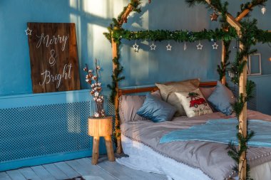 Noel dekorasyonu ile çatı ve yatak.